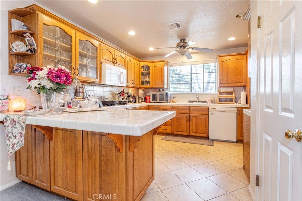 Photo of 9514 Penfield Avenue, Chatsworth, CA 91311 (MLS # SR25231019)