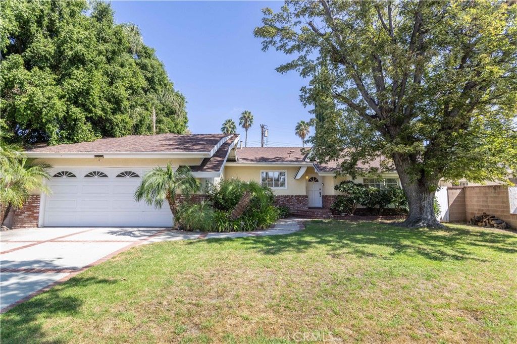 Photo of 9514 Penfield Avenue, Chatsworth, CA 91311 (MLS # SR25231019)