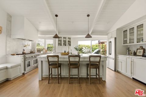 Photo of 18829 Sylvan Street, Tarzana, CA 91335 (MLS # 26716327)