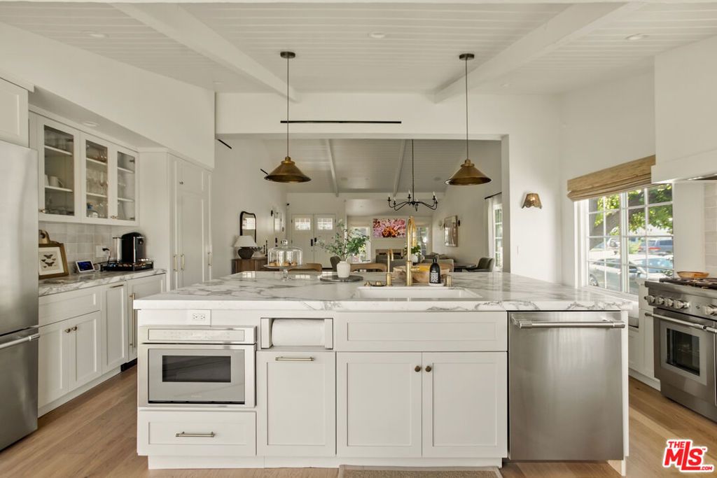 Photo of 18829 Sylvan Street, Tarzana, CA 91335 (MLS # 26716327)