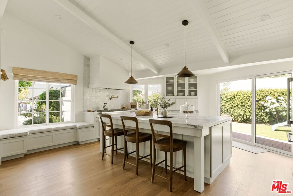 Photo of 18829 Sylvan Street, Tarzana, CA 91335 (MLS # 26716327)