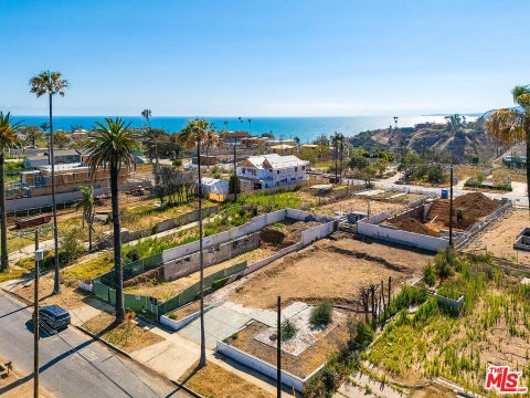 Photo of 625 Swarthmore Avenue, Pacific Palisades, CA 90272 (MLS # 26851701)