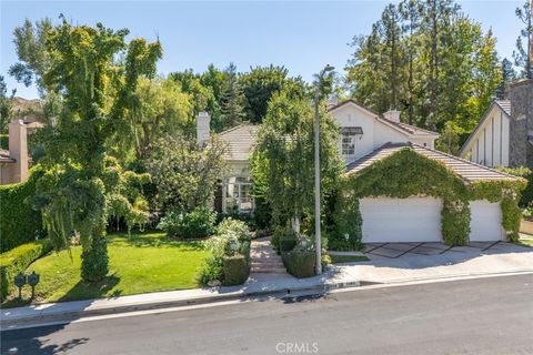 Photo of 5985 Vista De La Luz, Woodland Hills, CA 91367 (MLS # SR26047170)