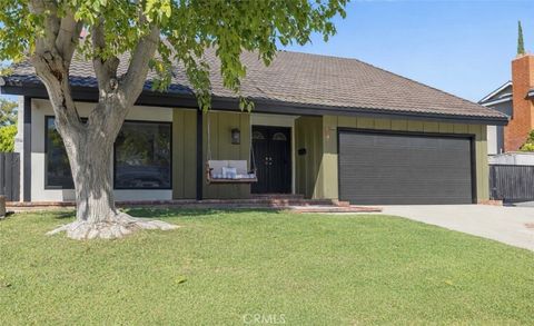 Photo of 28975 Lotusgarden Dr Dr, Canyon Country, CA 91387 (MLS # SR26030500)