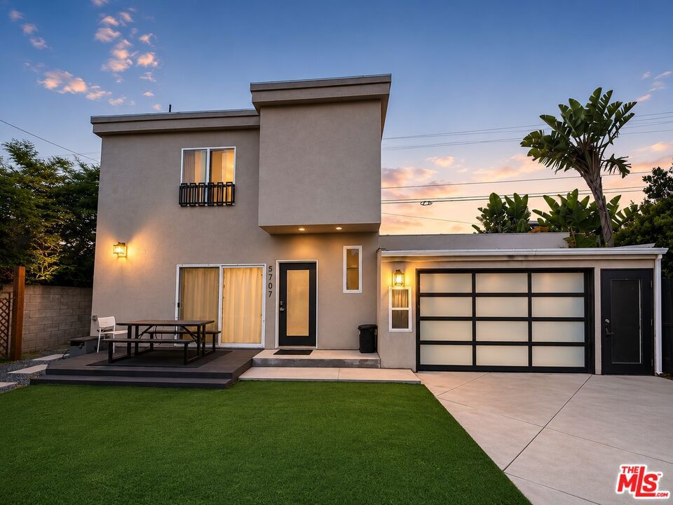 Photo of 5705 West Blvd BLVD, Los Angeles, CA 90043 (MLS # 26869231)
