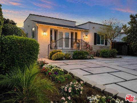 Photo of 5705 West Blvd BLVD, Los Angeles, CA 90043 (MLS # 26869231)