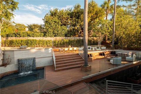 Photo of 11268 Sunshine Terrace, Studio City, CA 91604 (MLS # SR25258381)