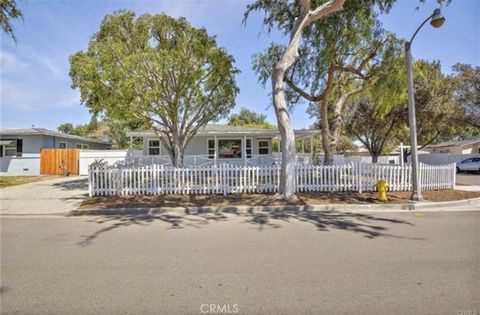Photo of 400 Diana Place, Fullerton, CA 92833 (MLS # DW26056595)