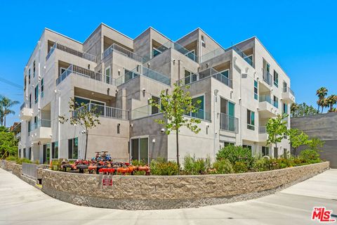 Photo of 4406 Fulton Street #404, Sherman Oaks, CA 91423 (MLS # 25616329)