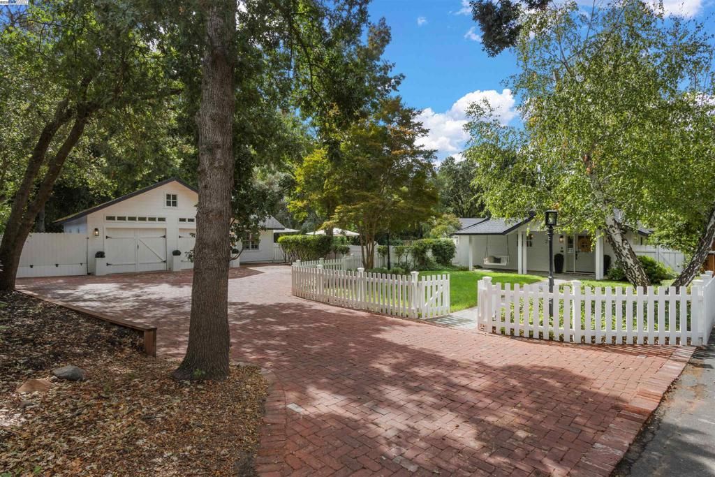Photo of 21 CALLE del CASARILLO, Diablo, CA 94528 (MLS # 41113795)