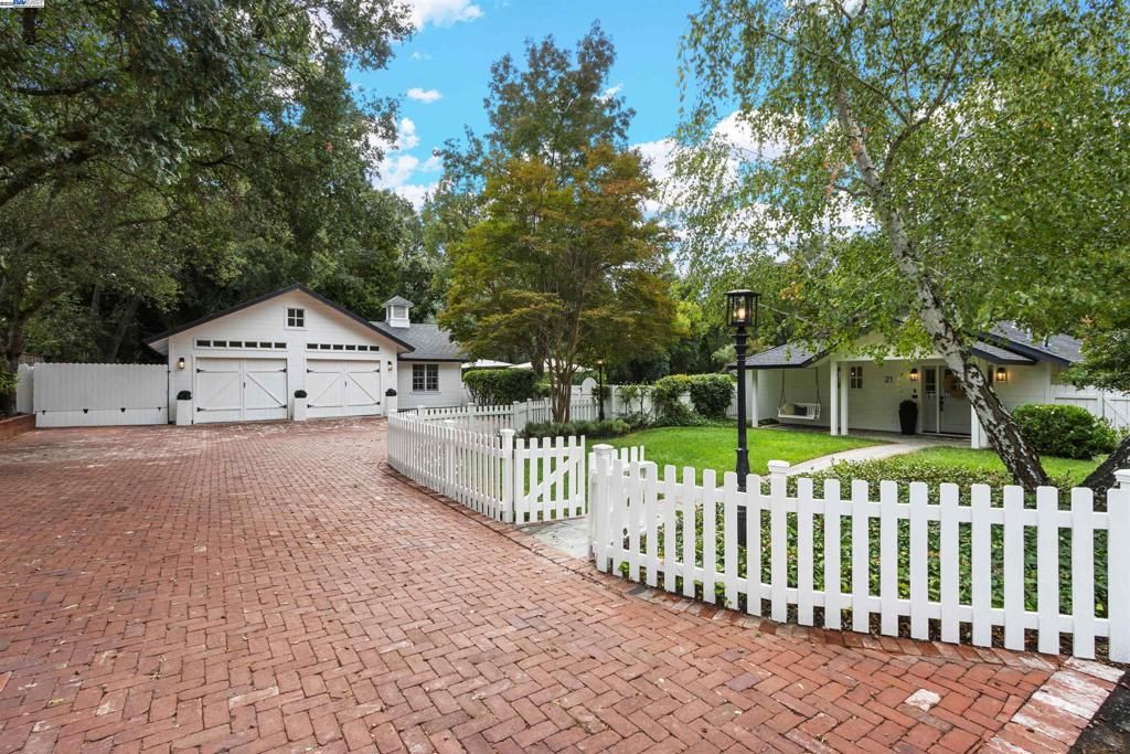 Photo of 21 CALLE del CASARILLO, Diablo, CA 94528 (MLS # 41113795)