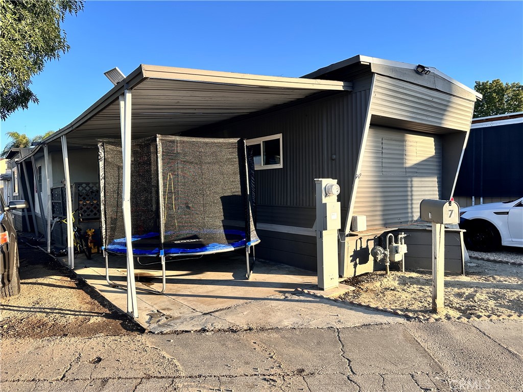 Welcome to your Hemet retreat! This upgraded 2 bedroom, 1 bathroom home offers both comfort and charm. Step inside to find a beautifully remodeled bathroom and a modern kitchen with updated finishes. Perfect for downsizing, first-time buyers, or anyone looking for a cozy place to call home.