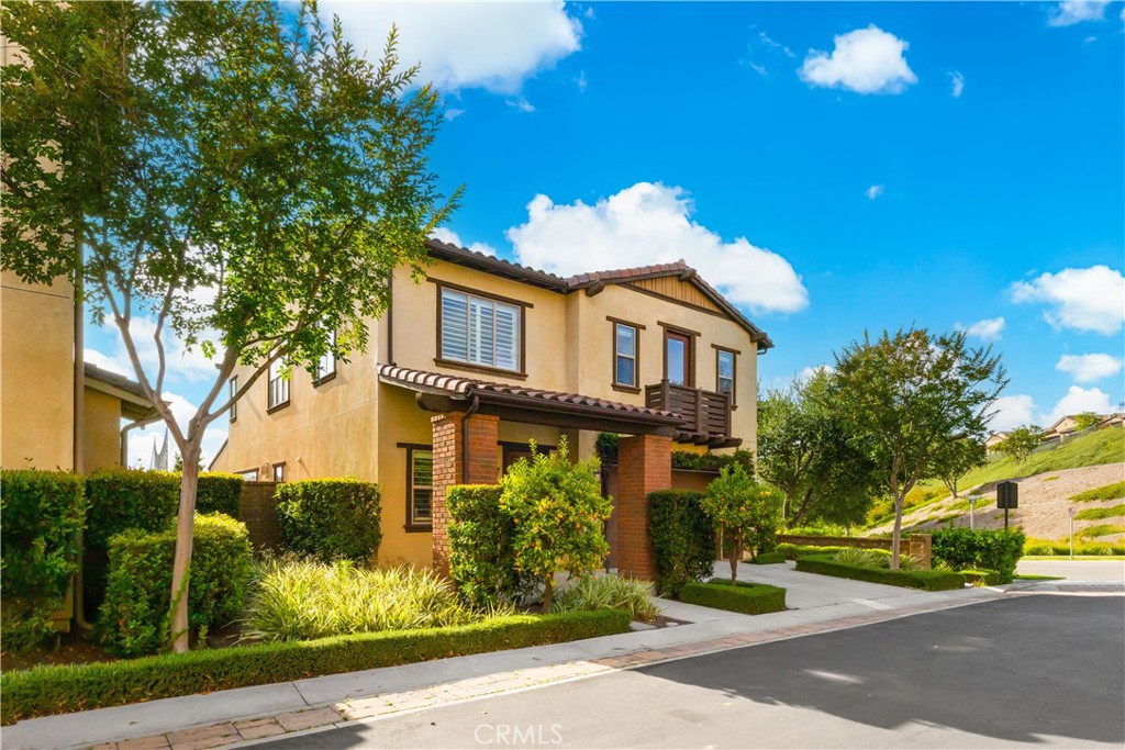 1 Intriga Court