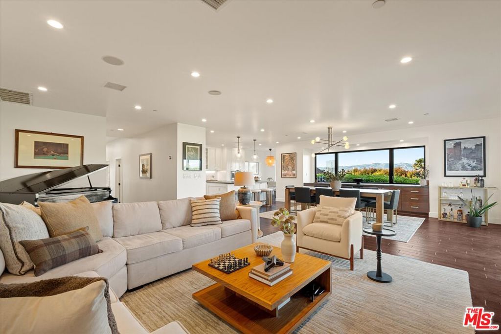 3840 Carmona Avenue, Los Angeles CA 90008