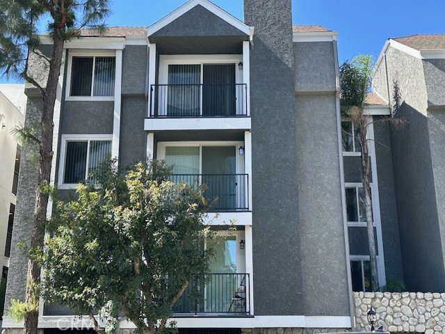 Villa Stone Apartments! 2 Bedroom 2 Bath Kitchen With Stove, Dishwasher, Microwave, Separate Dining Area, Ceiling Fan, Vertical Blinds, Patio, Laundry Facilities, Underground Parking, Near Shops, 405 Freeway, And UCLA
