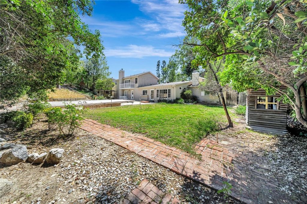 Photo of 20555 Dumont Street, Woodland Hills, CA 91364 (MLS # SR26075452)