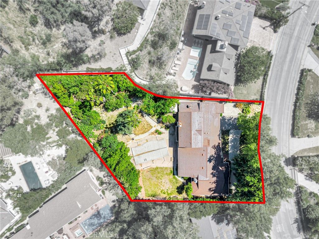 Photo of 20555 Dumont Street, Woodland Hills, CA 91364 (MLS # SR26075452)