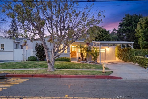 Photo of 424 S Meadows Ave AVE, Manhattan Beach, CA 90266 (MLS # SB26127736)