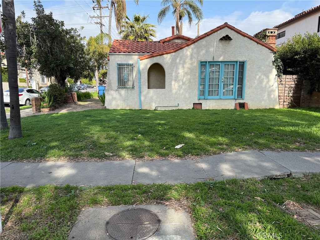 Main image without alt text