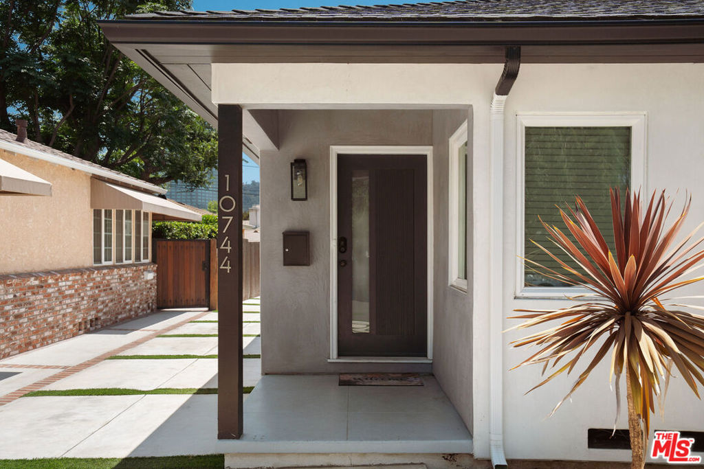 10744 Aqua Vista Street