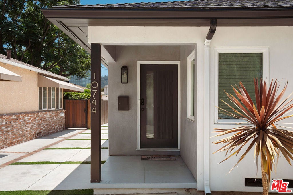 Photo of 10744 Aqua Vista Street, Studio City, CA 91602 (MLS # 26842143)