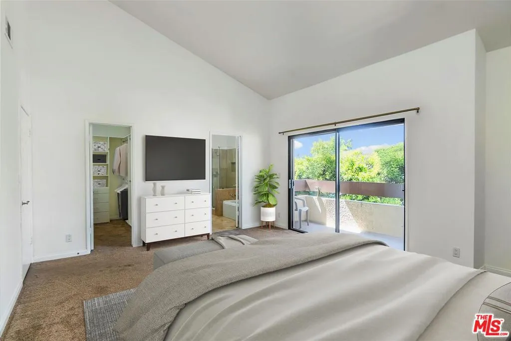 Valley Village, California 91607, United States, 2 Bedrooms Bedrooms, ,2 BathroomsBathrooms,Residential,Active,132663