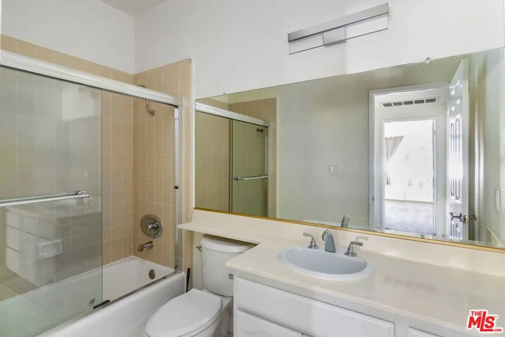 Valley Village, California 91607, United States, 2 Bedrooms Bedrooms, ,2 BathroomsBathrooms,Residential,Active,132663