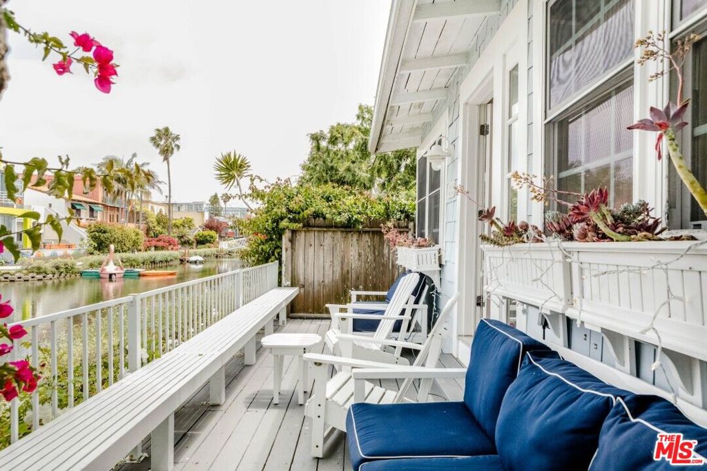 Unwind on the lovely canal-front Deck of this quaint Cape Cod beach cottage on the main canal in Venice Beach. It's fully furnished and can be rented out monthly or long-term. Available Mid October. Bask in the sunlit space with views of the water from every room. The classic design features Dutch doors, skylights, and window boxes. The entire space is light and bright with high ceilings and delightful cottage details like a river rock Fireplace, wide plank Wood Floors, french doors, and windows everywhere. Full Kitchen + laundry + parking. Another adorable and smaller cottage (studio) sits just behind this cottage and is available to rent together or rent out separately. Smart Tv streams your Netflix or other accounts. Hi Speed Wifi. Parking onsite. Washer Dryer onsite.