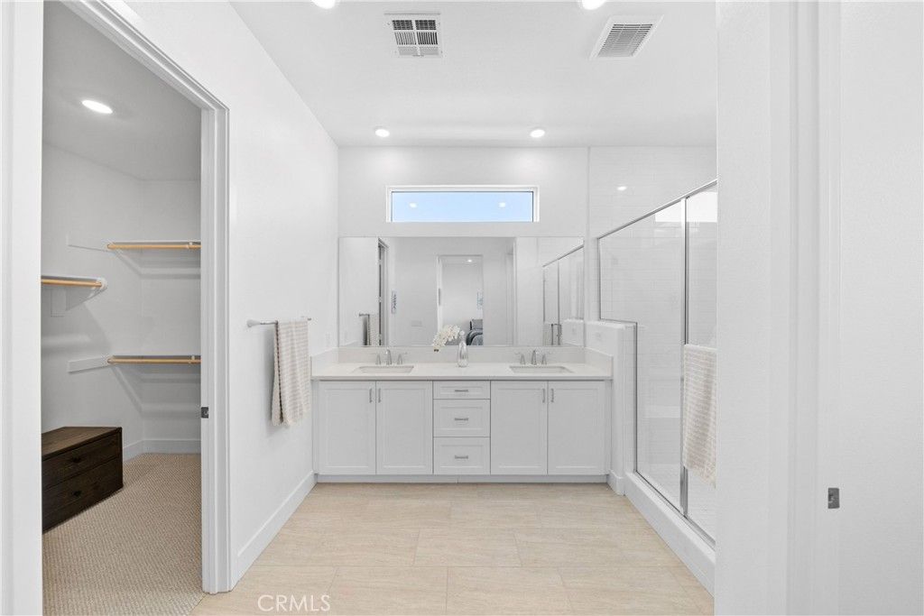 listing image 130724685094760416355