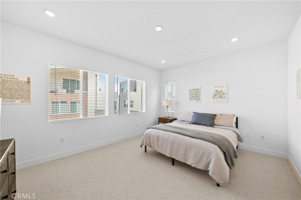 listing image 130725773451997856447