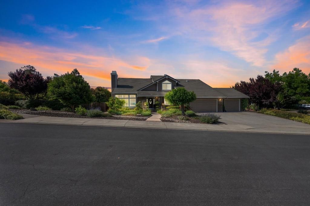 Photo of 132 Calle Cuesta, Hollister, CA 95023 (MLS # ML82044836)