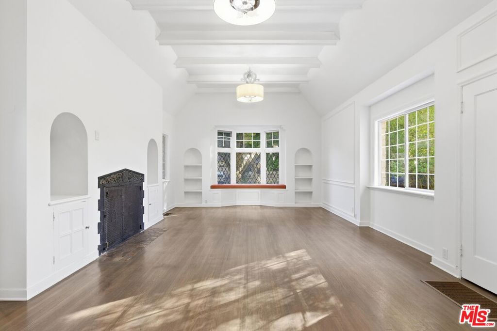 2633 N Commonwealth Avenue