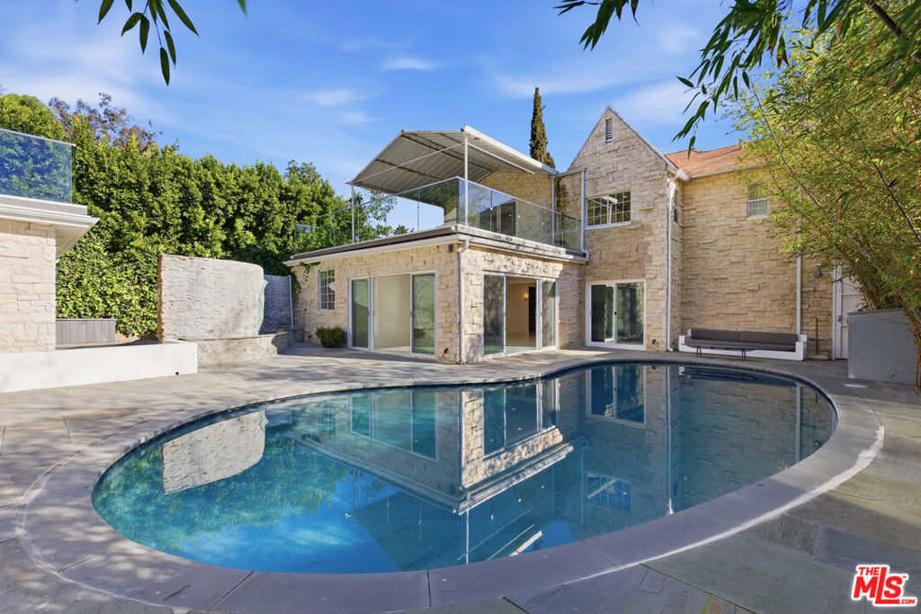 2633 N Commonwealth Avenue