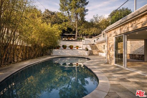 Photo of 2633 N Commonwealth Avenue, Los Angeles, CA 90027 (MLS # 26636329)