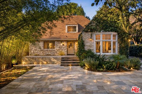 Photo of 2633 N Commonwealth Avenue, Los Angeles, CA 90027 (MLS # 26636329)