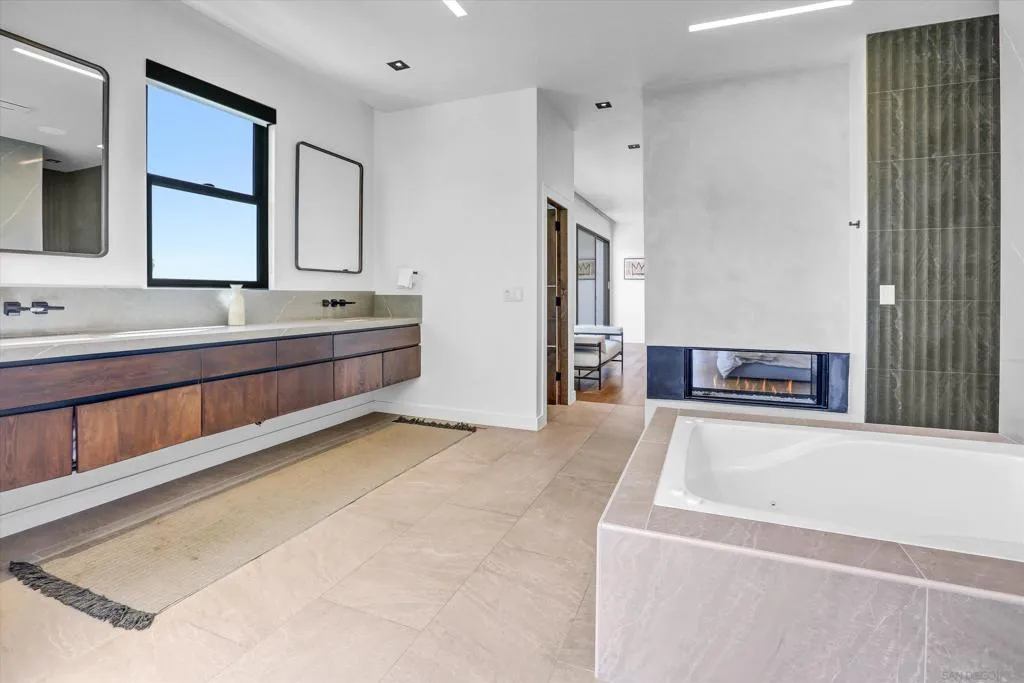 San Diego, California 92110, United States, 3 Bedrooms Bedrooms, ,4 BathroomsBathrooms,Residential,Active,92062