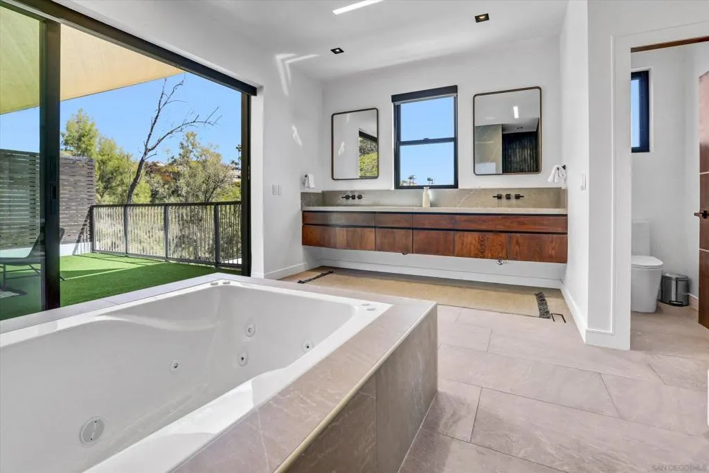 San Diego, California 92110, United States, 3 Bedrooms Bedrooms, ,4 BathroomsBathrooms,Residential,Active,92062