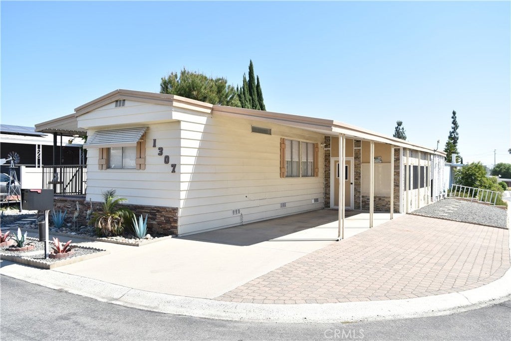 1307 Orangewood Square