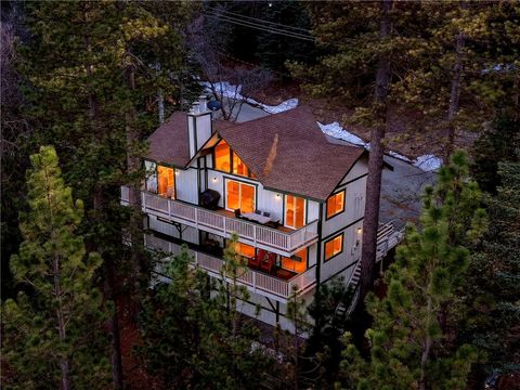Photo of 26633 Thunderbird Dr, Lake Arrowhead, CA 92352 (MLS # IG26053360)