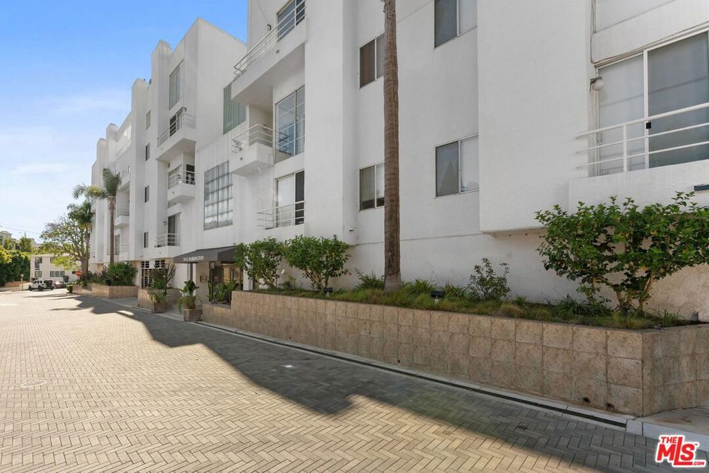 Photo of 520 S Barrington Avenue #115, Los Angeles, CA 90049 (MLS # 25590199)
