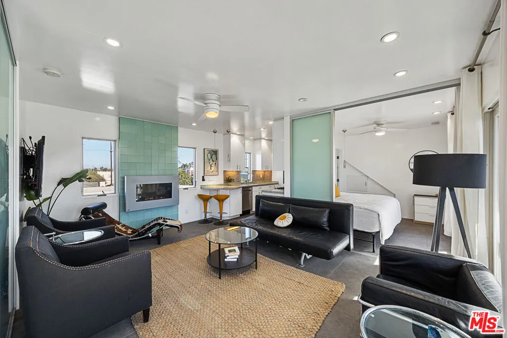 Venice, California 90291, United States, 2 Bedrooms Bedrooms, ,2 BathroomsBathrooms,Residential,Active,13381