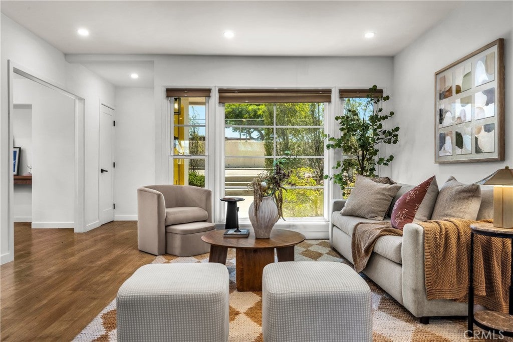 2107 W 237th