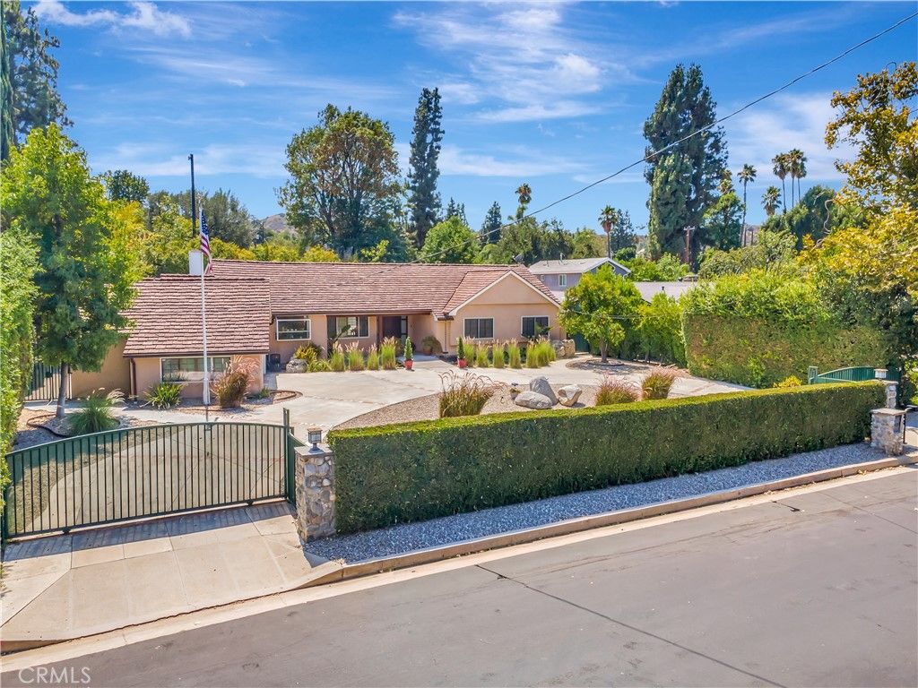 Photo of 4532 Del Moreno Drive, Woodland Hills, CA 91364 (MLS # SR25199255)
