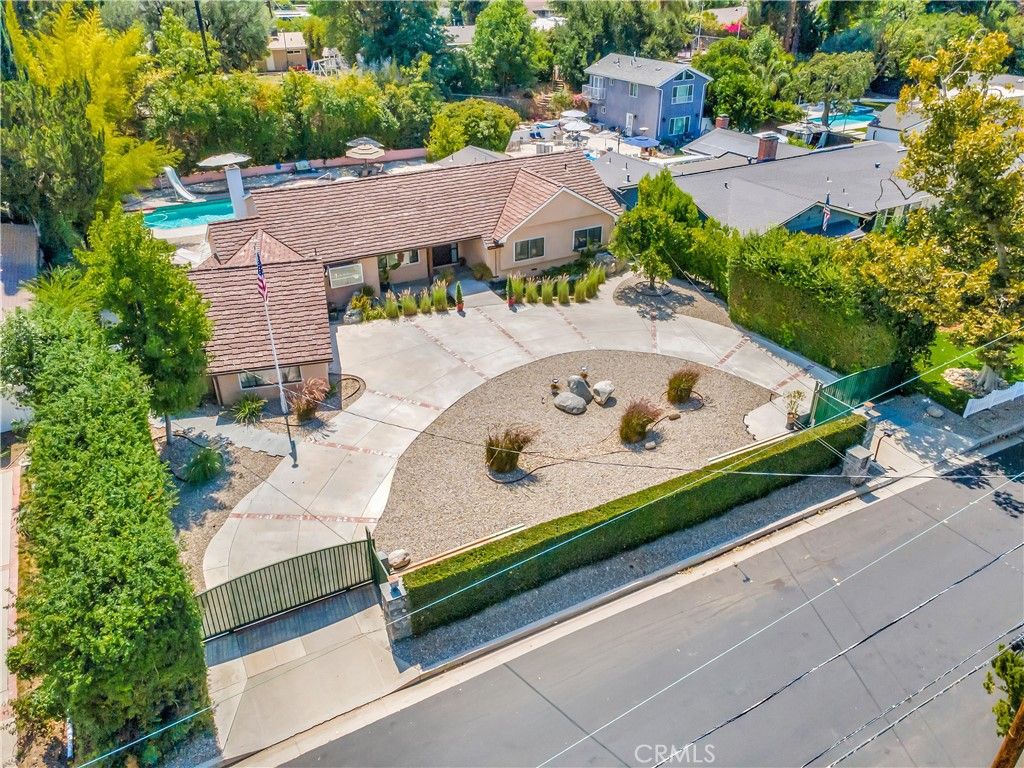 Photo of 4532 Del Moreno Drive, Woodland Hills, CA 91364 (MLS # SR25199255)