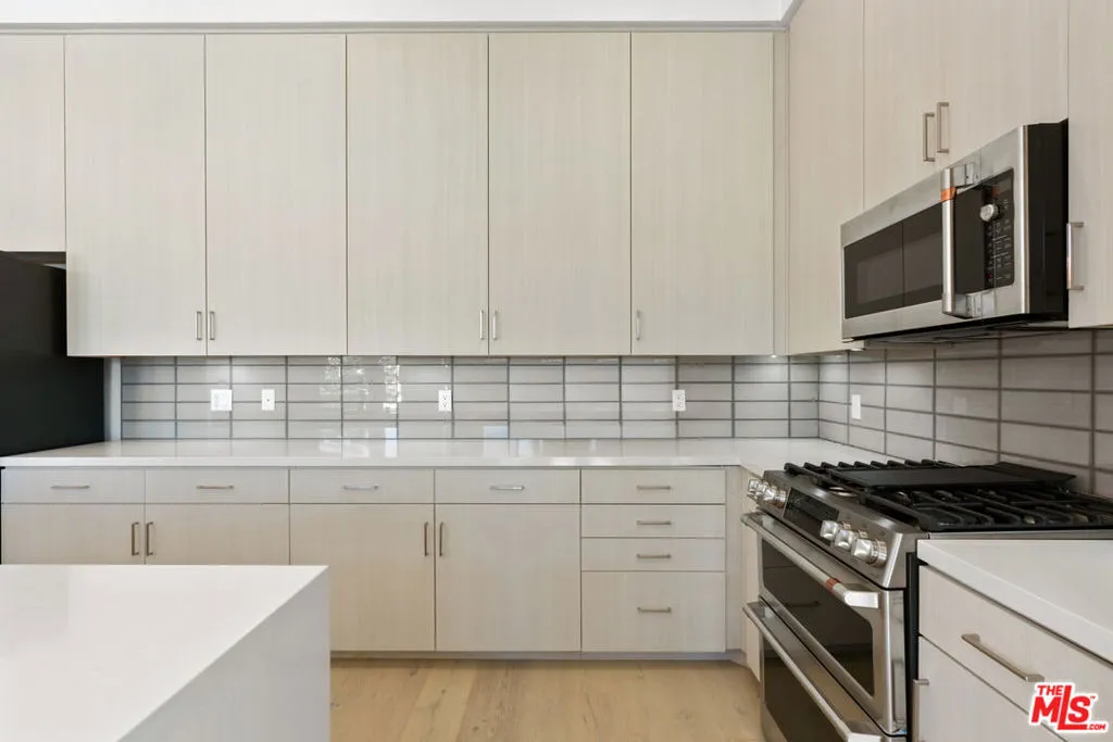 Los Angeles, California 90028, United States, 3 Bedrooms Bedrooms, ,3 BathroomsBathrooms,Residential,Pending,62214