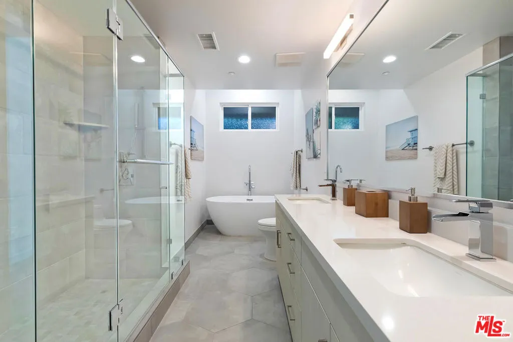 Los Angeles, California 90028, United States, 3 Bedrooms Bedrooms, ,3 BathroomsBathrooms,Residential,Pending,62214