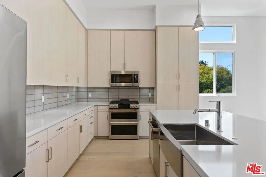 Los Angeles, California 90028, United States, 3 Bedrooms Bedrooms, ,3 BathroomsBathrooms,Residential,Pending,62214