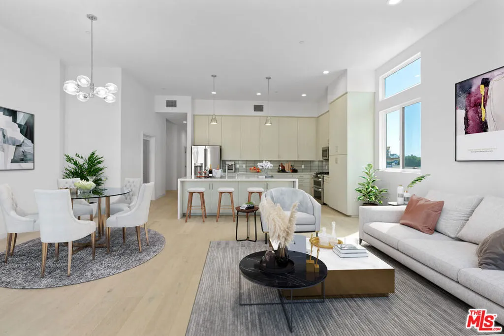 Los Angeles, California 90028, United States, 3 Bedrooms Bedrooms, ,3 BathroomsBathrooms,Residential,Pending,62214