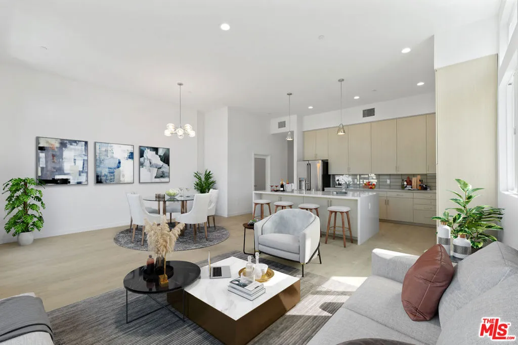 Los Angeles, California 90028, United States, 3 Bedrooms Bedrooms, ,3 BathroomsBathrooms,Residential,Pending,62214