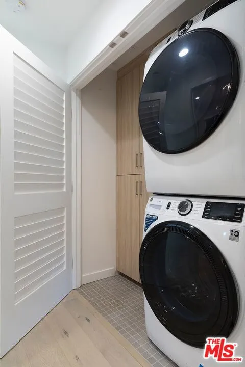 Los Angeles, California 90028, United States, 3 Bedrooms Bedrooms, ,3 BathroomsBathrooms,Residential,Pending,62214